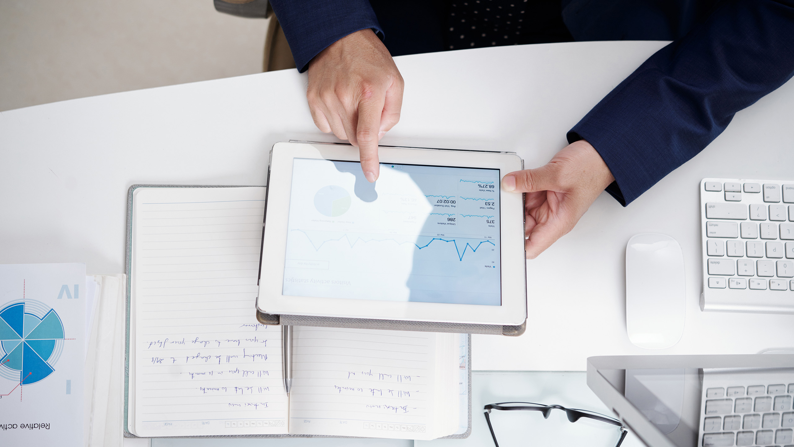 מעבר מהצפה של דוחות BI לתובנות ניהוליות נגישות